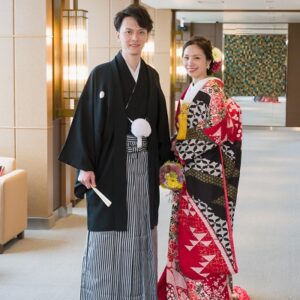 赤色のリメイク振袖を着た花嫁