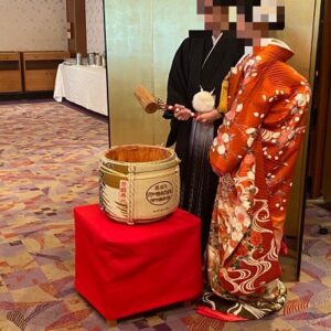 赤色のリメイク振袖を着た花嫁