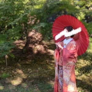 オレンジ色のリメイク振袖を着た花嫁