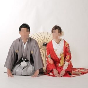 赤色のリメイク振袖を着た花嫁と花婿