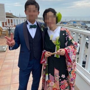 黒色のリメイク振袖を着た花嫁