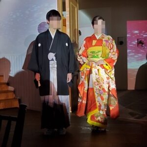 オレンジ色のリメイク振袖を着た花嫁