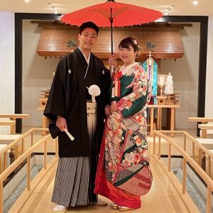 緑色のリメイク振袖を着た花嫁