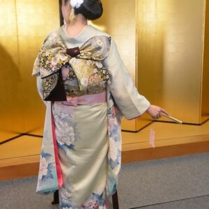 白色のリメイク振袖を着た花嫁