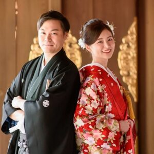 赤色のリメイク振袖を着た花嫁