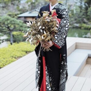 黒色のリメイク振袖を着た花嫁