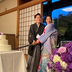 紫色のリメイク振袖を着た花嫁