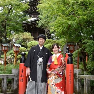 赤色のリメイク振袖を着た花嫁