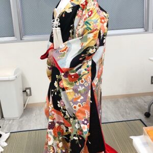 黒色のリメイク振袖を着た花嫁