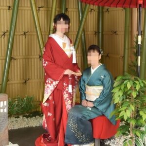 赤色のリメイク振袖を着た花嫁