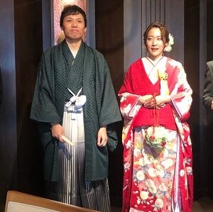 赤色のリメイク振袖を着た花嫁