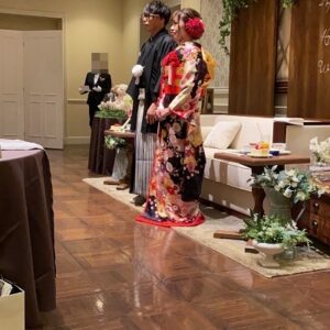 濃い紫色のリメイク振袖を着た花嫁