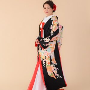 黒色のリメイク振袖を着た花嫁