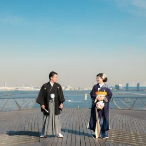 紺色のリメイク振袖を着た花嫁