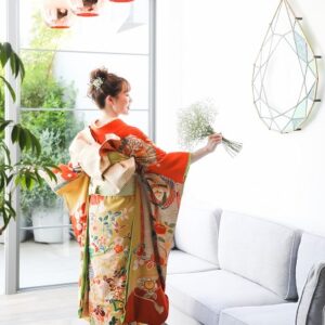橙色のリメイク引き振袖を着た花嫁