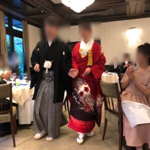 赤色のリメイク振袖を着た花嫁と花婿