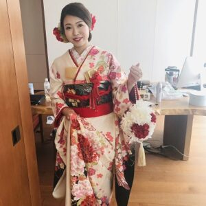白色のリメイク振袖を着た花嫁