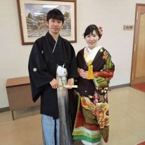 黒色のリメイク打掛を着た花嫁