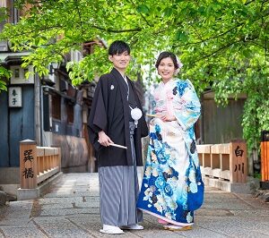 青色のリメイク引き振袖を着た花嫁と花婿