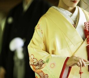 黄色のリメイク打掛を着た花嫁と花婿