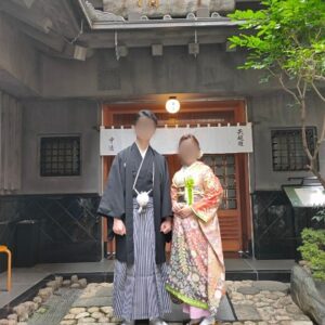 朱色のリメイク引き振袖を着た花嫁と花婿