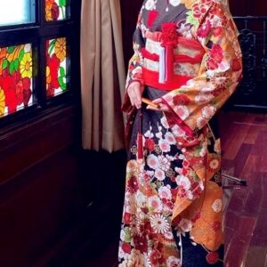 黒色のリメイク引き振袖を着た花嫁