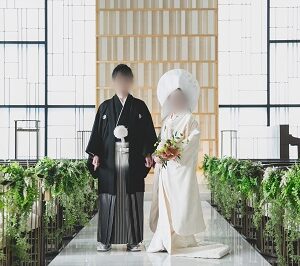 白色のリメイク引き振袖を2way白無垢として着た花嫁と花婿