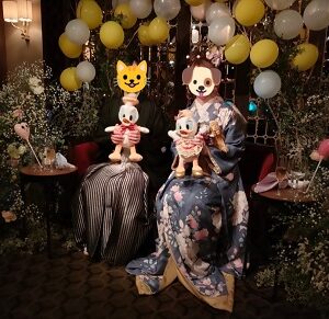 紫 色のリメイク引き振袖を着た花嫁と花婿