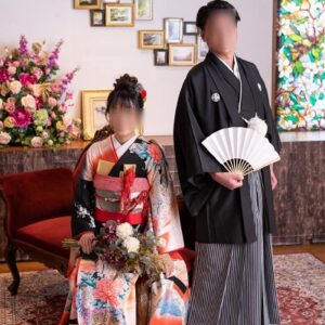 黒色のリメイク引き振袖を着た花嫁と花婿