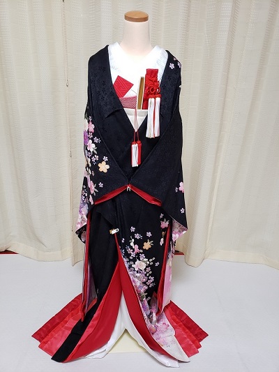 黒色のリメイク打掛を着た花嫁
