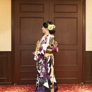 白色のリメイク引き振袖を着た花嫁