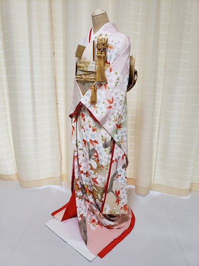 ピンク 色のリメイク引き振袖を着た花嫁