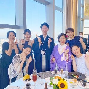 紫色のリメイク打掛を着た花嫁と花婿とゲストの皆様