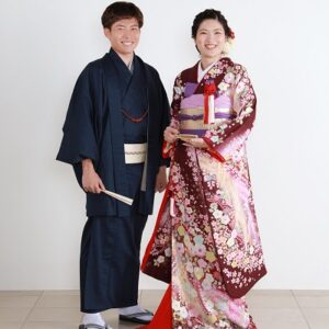 紫色のリメイク打掛を着た花嫁と花婿