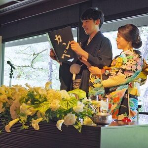 黒色のリメイク打掛を着た花嫁と花婿