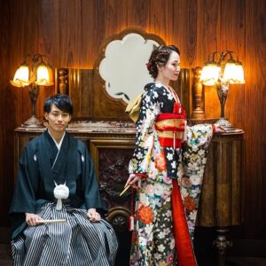 黒色のリメイク引き振袖を着た花嫁と花婿