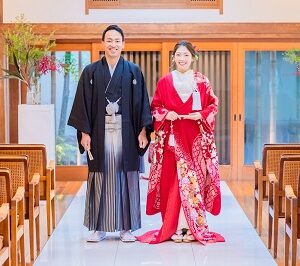 赤色のリメイク打掛を着た花嫁と花婿