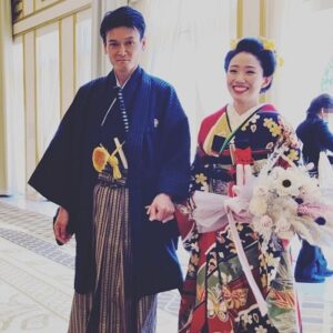 赤色のリメイク引き振袖を着た花嫁と花婿