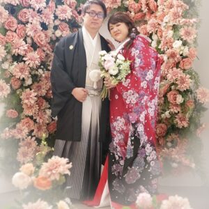 濃いピンク色のリメイク引き振袖を着た花嫁と花婿