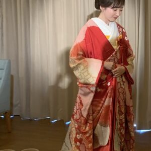 赤色のリメイク打掛を着た花嫁