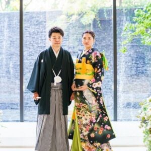 黒色のリメイク引き振袖を着た花嫁と花婿