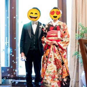 茶色のリメイク引き振袖を着た花嫁と花婿