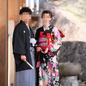 黒色のリメイク引き振袖を着た花嫁と花婿