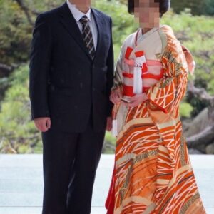 朱赤色のリメイク引き振袖を着た花嫁と花婿