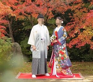 青色のリメイク打掛を着た花嫁と花婿
