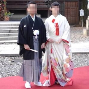 白色のリメイク打掛を着た花嫁と花婿