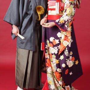 紫色のリメイク引き振袖を着た花嫁と花婿