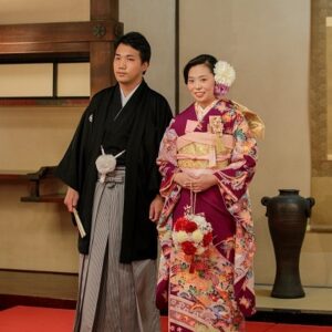 紫色のリメイク引き振袖を着た花嫁と花婿