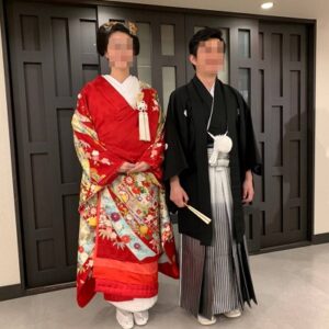 赤色のリメイク打掛を着た花嫁と花婿