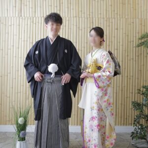 白色のリメイク引き振袖を着た花嫁と花婿